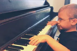 Menino cego de 6 anos toca Bohemian Rhapsody