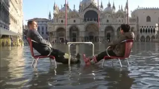 Ironia no meio das inundações em Veneza