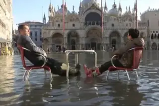 Ironia no meio das inundações em Veneza