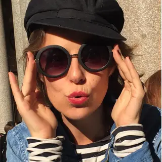 Leonor Poeiras está (muito bem acompanhada) em Paris