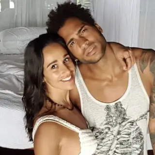 Guillaume Lalung come pizza com o filho ao colo e é "ameaçado" por Rita Pereira