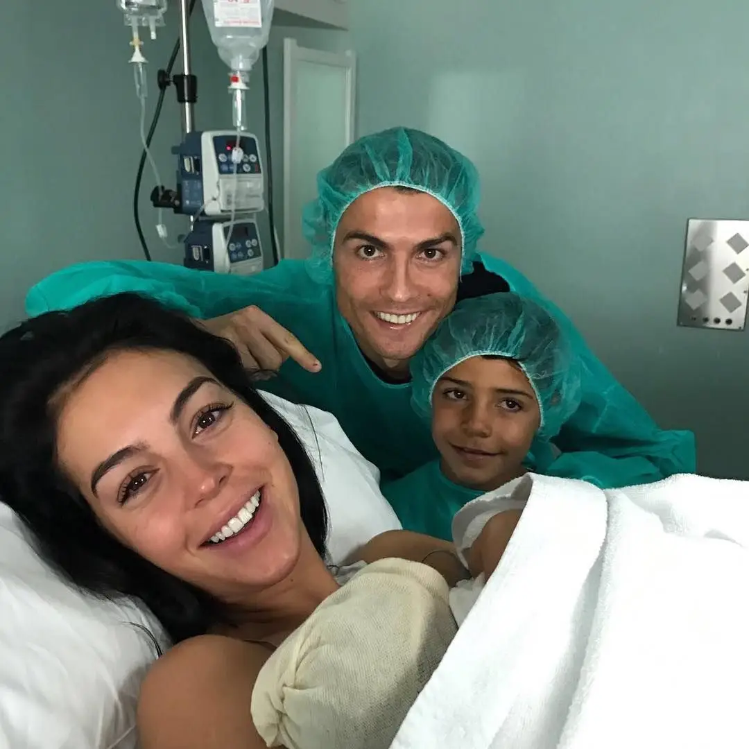O anúncio do nascimento, que aconteceu no dia 12, tornou-se viral. Esta imagem partilhada por Cristiano Ronaldo tem, até ao momento, mais de 11 milhões de 'gostos'.