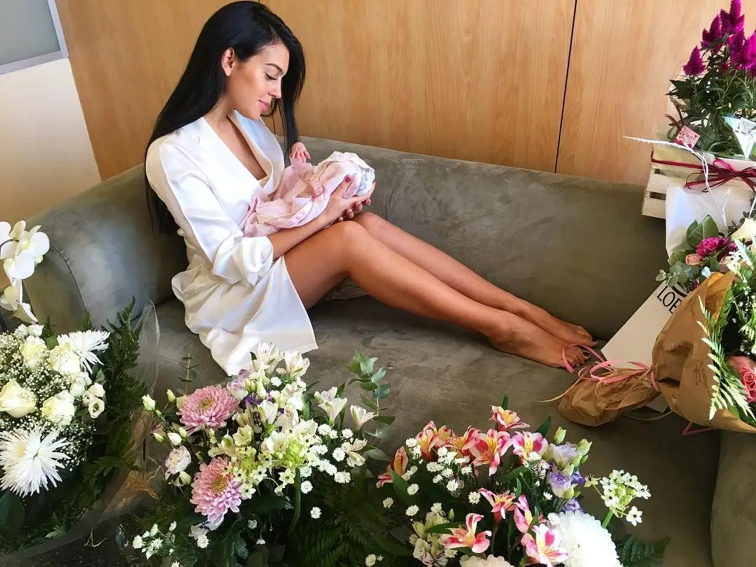 Dois dias após dar à luz, Georgina agradeceu as mensagens de parabéns dos fãs com uma fotografia amorosa em que surge com a bebé ao colo.