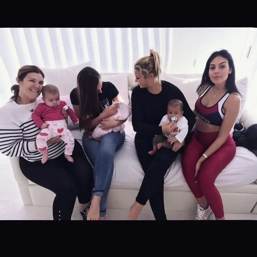 Georgina Rodríguez não resistiu em partilhar este encontro entre Alana e os irmãos gémeos Mateo e Eva com a avó Dolores e as tias Ivana Rodríguez e Katia Aveito.