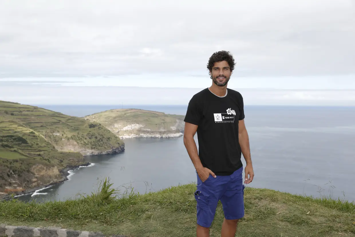 DEU-LHE JEITO... - O ator Bruno Cabrerizo foi para o Brasil e por lá está a fazer sucesso na novela “Tempo de Amar”. Por cá, terminou o namoro com Kelly Bailey... Pior do que isso é que foi alimentando o seu ano em Portugal com pequenas chamadas de atenção que o foram mantendo na primeira linha da imprensa rosa... como ele queria (embora dissesse que não).