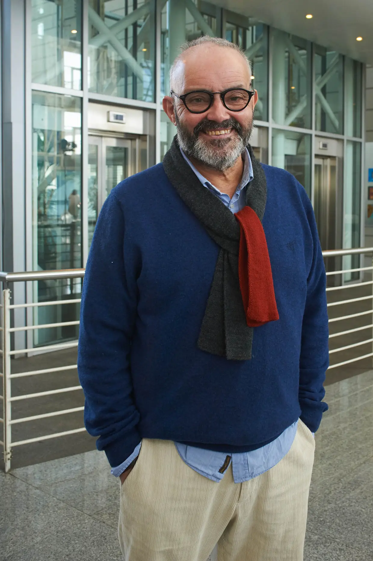 UM ADEUS PREMATURO - Ficámos mais pobres, como acontece sempre. Este ano, João Ricardo deixou-nos, vencido por um tumor. Ficou em mim a sensação de que poderia ter conversado muito mais com ele. Fica-me na memória a sua relação com o filho.