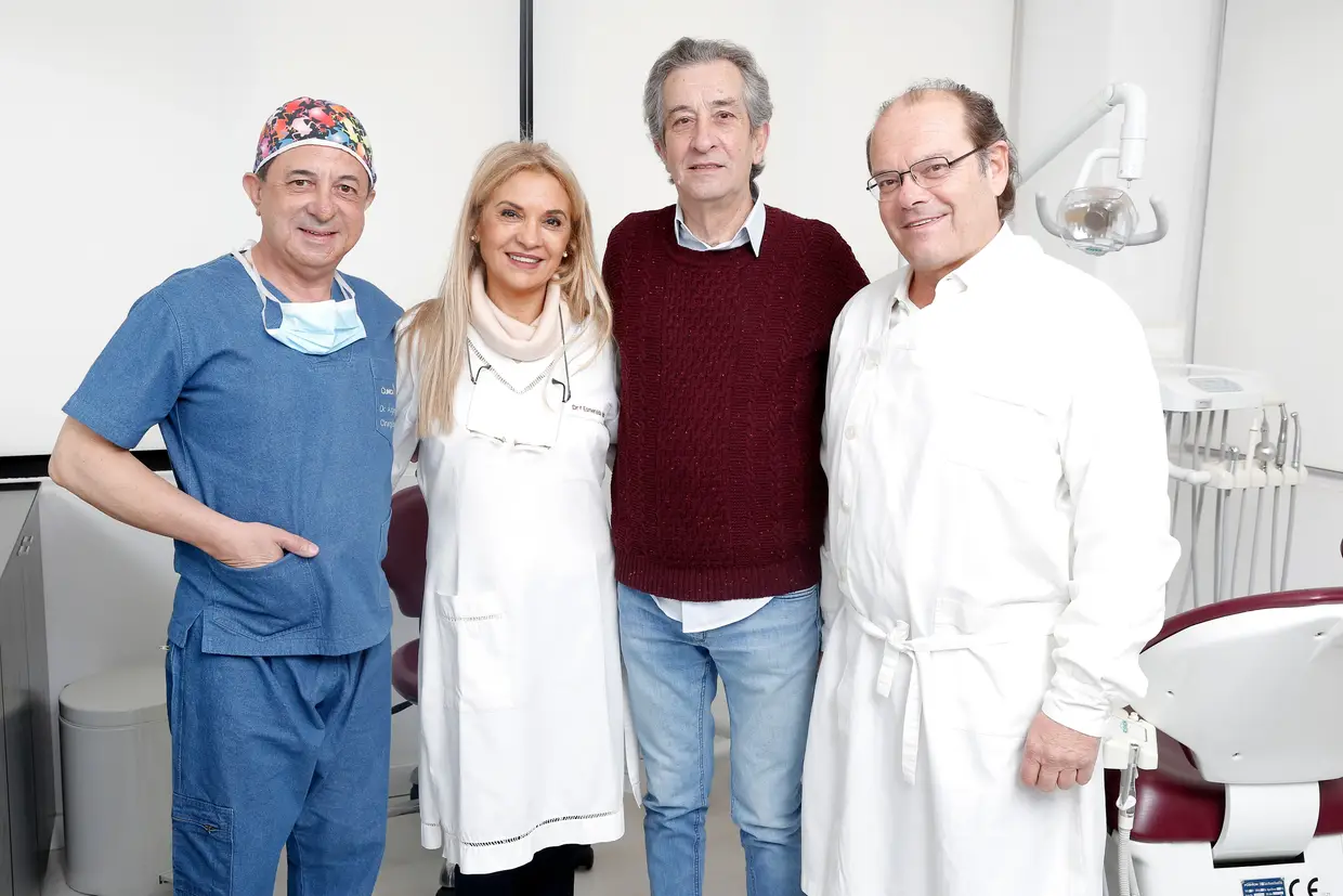 Os médicos responsáveis pela transformação do ator, Francisco Salvado, Esmeralda Martins, com Ângelo Rebelo