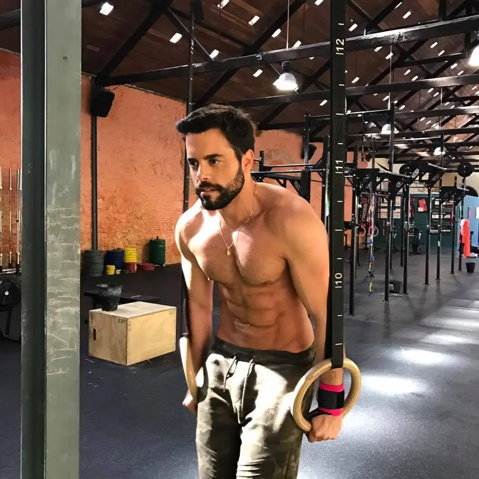 No Brasil a gravar a novela “O Outro Lado do Paraíso”, o galã português não descura o exercício físico e apaixonou-se pelo crossfit, que pratica com regularidade. Tudo isto aliado a uma alimentação bastante cuidada. E a barba também faz parte da imagem atual de Pedro Carvalho.
