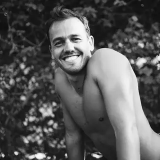 Foi para a revista “Cristina”, da colega e amiga Cristina Ferreira, que o atual namorado de Sara Matos mostrou a sua boa forma física. E as fãs de Pedro Teixeira adoraram o resultado da sensual produção fotográfica.