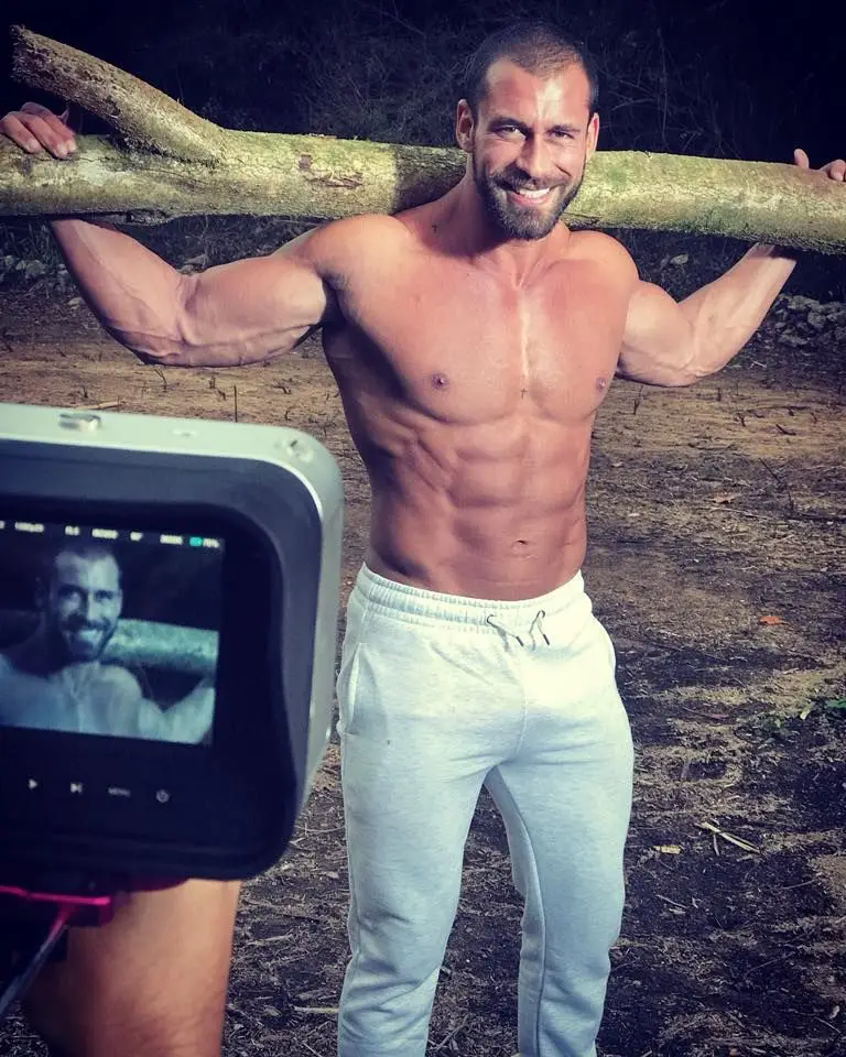 Nos últimos anos, o ator e ex-concorrente do reality show da TVI “Big Brother VIP” dedicou-se ao culturismo e já participou em várias competições. Com uns abdominais bem definidos, Francisco Macau adora partilhar fotos do resultado dos seus treinos intensos.