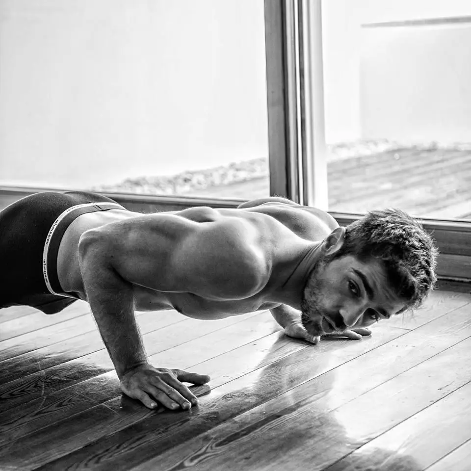 Lourenço Ortigão, o Vicente da novela “A Herdeira”, na TVI, é considerado um dos jovens atores mais sensuais da TV e as fãs ficam “loucas” com as suas fotos, especialmente como esta, em que o galã mostra... quase tudo!