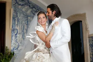 October 21 - Luciana married Daniel Souza. The ceremony took place in the Church of Santo António, in Estoril. The wedding gave to speak by the absences: the best friend of the singer, Ana Micaela Medeiros, and all the family of the bride were not present at the wedding. 