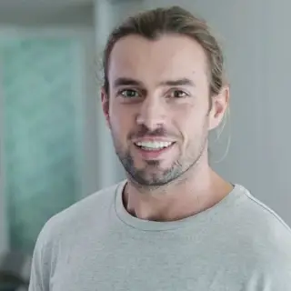 Marco Costa elogia colega de trabalho