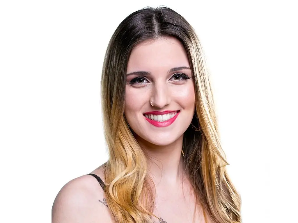 Joana C. - A Joana tem 21 anos e é natural de Coruche. Terminou o 12º anos em Gestão e está a aguardar integrar o mercado de trabalho. Enquanto isso não acontece, decidiu inscrever-se na Casa dos Segredos e mostrar que é uma ribatejana divertida, destemida e capaz de dar conta de todas as missões propostas pela Voz. Assume ser "nariz no ar" e respondona, não gosta de dar justificações a ninguém. Vem disposta a tudo para chegar à final da Casa dos Segredos.