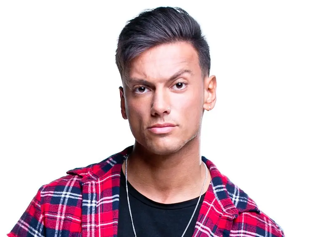 Nuno - O Nuno tem 23 anos e vem do Porto. Gosta de cuidar da sua imagem e frequenta o ginásio todos os dias. Define-se como metrossexual e vaidoso, tem de andar sempre bronzeado e bem vestido. Quem o conhece, diz que ele é frontal e arrogante, não deixa nada por dizer. Diz que numa capoeira, só um galo canta e será ele, a cantar mais alto na Casa.