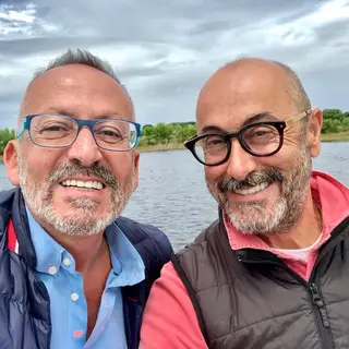 Manuel Luís Goucha mostra o companheiro a reparar o telhado