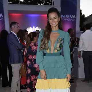 Cláudia Vieira aparece vestida de noiva