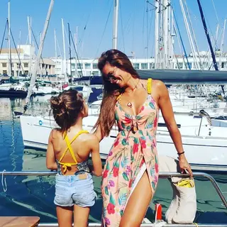 Cláudia Vieira mostra brincadeiras da filha na praia