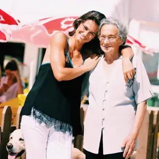 Cláudia Vieira dá os parabéns à avó com foto amorosa