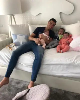 O craque português com os filhos mais novos, os gémeos Mateo e Eva e Alana Martina