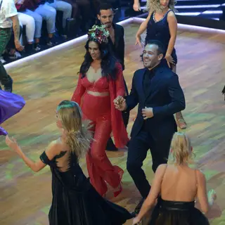 Apresentadores e concorrentes de 'Dança com as Estrelas' encantam em coreografia na estreia