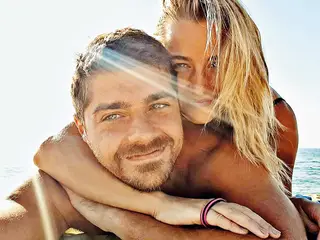 Lourenço & Kelly - O namoro começou de forma discreta durante as gravações da novela “A Herdeira”, em 2017. Lourenço Ortigão, de 29 anos, e Kelly Bailey, de 20, assumiram a relação na festa de verão da TVI, em julho de 2018, mas... apenas nas respetivas redes sociais! À passadeira vermelha do evento, Kelly e Lourenço chegaram estrategicamente afastados, para evitar serem fotografados juntos. Desde então, o casalinho está inseparável, mas as imagens deste amor apenas surgem nas contas de Instagram e Facebook de ambos.
