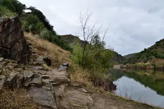 A envolvência da Canada do Inferno – bem como a dos outros dois núcleos –, com o rio Côa mesmo ali, é uma mais valia que complementa o prazer de ver as gravuras nos sítios originais