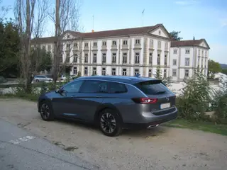O Opel Insignia Country Tourer junto ao Grande Hotel das Caldas da Felgueira