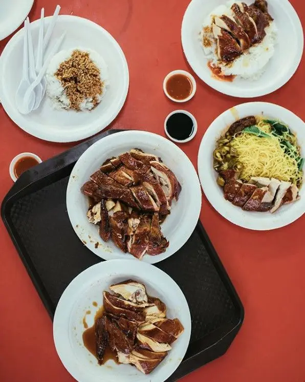 1. Liao Fan Hong Kong O prato mais barato de entre os baratos fica no Liao Fan Hong Kong, que é na verdade em Singapura. É mais a entrar numa outra lista, que continua a crescer, de restaurantes de street food com estrelas Michelin. Um Soya Sauce Chicken Rice & Noodle custa três dólares de Singapura, pouco menos que os outros, os americanos, o que significa 1,93 euros ao câmbio atual.