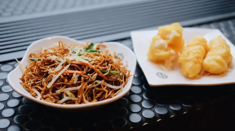 2. Tim Ho Wan O segundo mais barato da lista fica em Hong Kong, é rico em vegetais e não deixa ninguém muito mais pobre. Por pouco mais de três euros, já não se sai de mãos a abanar.