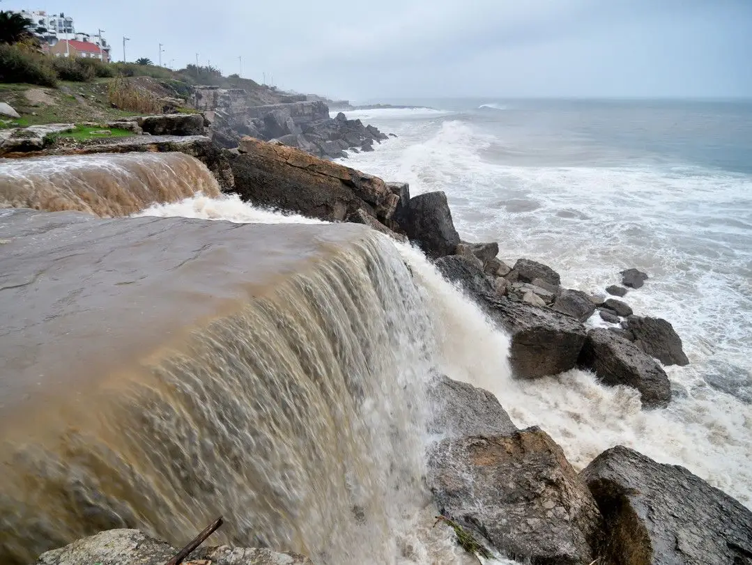 A cascata Cai Água, no dia 11 outubro de 2018, depois de um dia inteiro de chuva, vista lateralmente