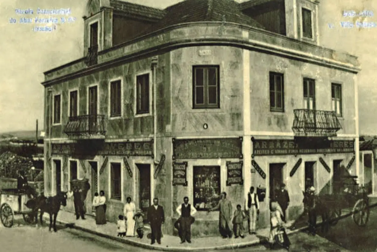 Casa na esquina para da estrada Lisboa-Cascais, onde funcionava a Pérola Comercial de Cai Água, propriedade de Abel Ferreira & Irmãos, no início do século XX