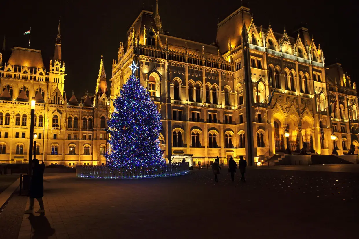 A Árvore de Natal nacional húngara é montada na Praça Kossuth, em frente ao Parlamento, em Budapeste