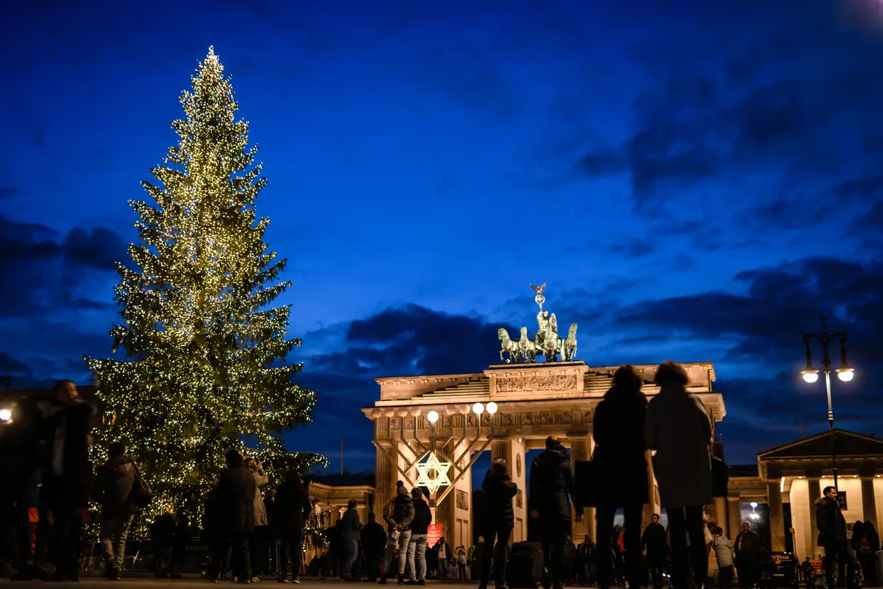 Nas Portas de Brademburgo, em Berlim, há uma árvore de Natal instalada junto ao candelabro judaico Chanukiá
