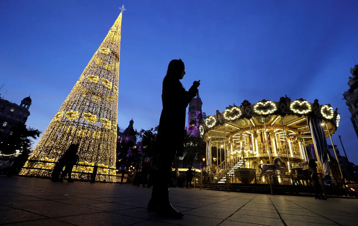Árvore iluminada na Praça do Município, em Valência, Espanha