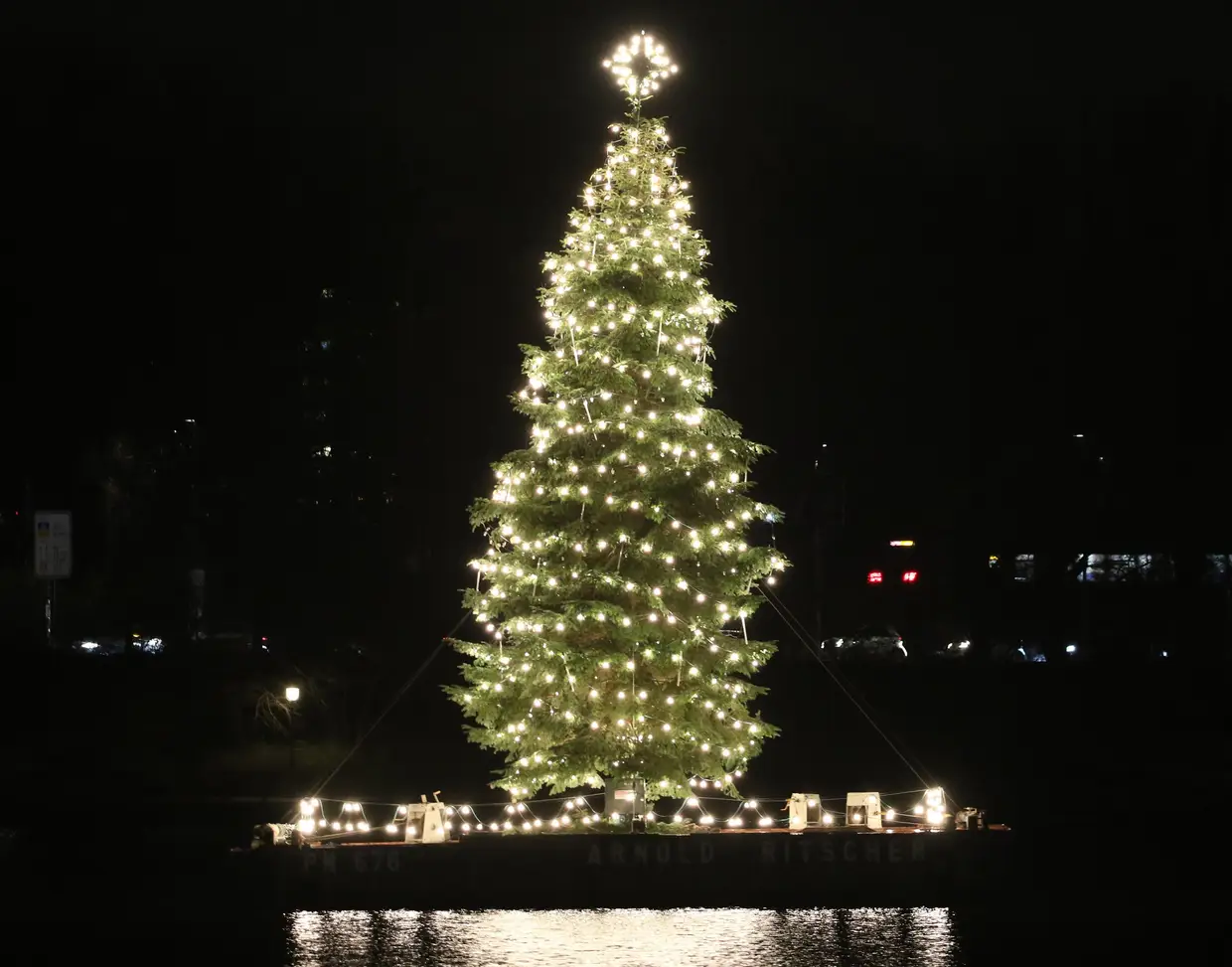 Uma árvore de Natal iluminada foi instalada num pontão do Lago Binnenalster, em Hamburgo