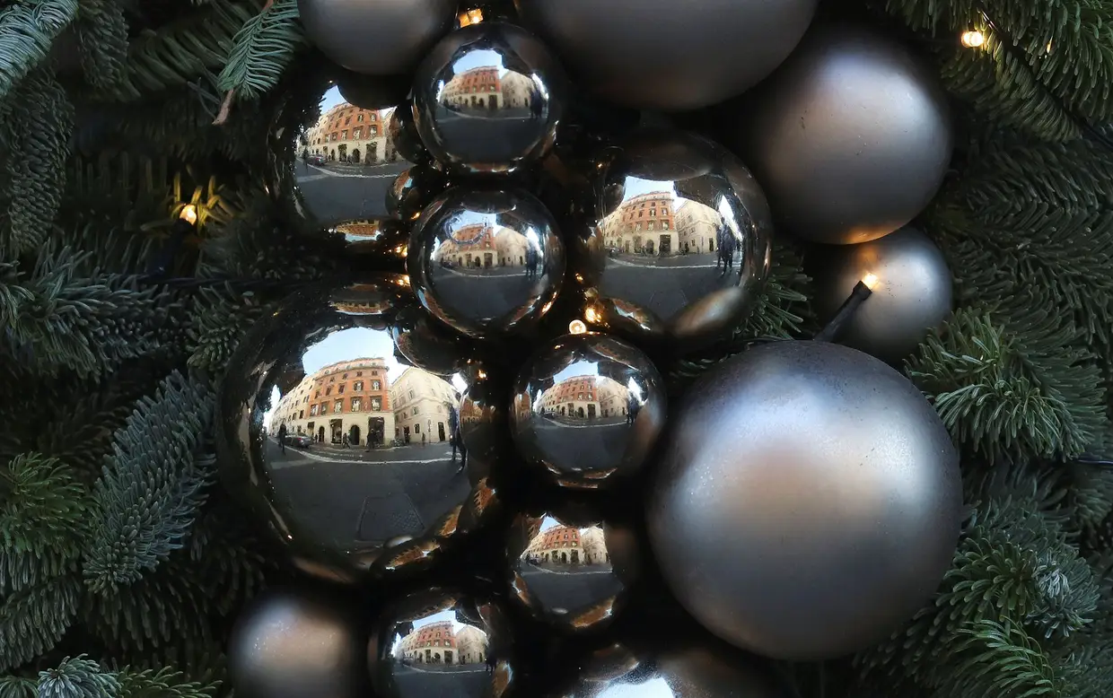 Edifícios da zona histórica de Roma refletidos em bolas de Natal que enfeitam a cidade
