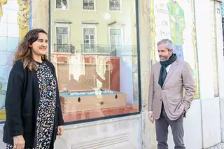 A arquiteta e artista Joana Astolfi criou nas montras o ‘antes e depois’ da Viúva Lamego, numa celebração da reconstrução da marca adquirida por Gonçalo Conceição