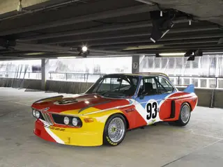 O BMW 3.0 LSL foi o primeiro a ser pintado por um artista. Alexander Calder foi o autor, em 1975
