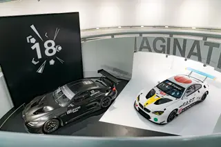 Em 28 minutos, Andy Warhol pintou um BMW M1 de 1979, com os contornos mal definidos como se as tintas tivessem borrado com a deslocação do carro a alta velocidade