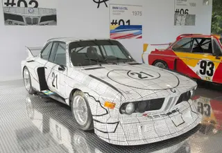 Uma grelha de quadrados brancos contornados a preto foi a ideia de Frank Stella para BMW 3.0 CSL, em 1976