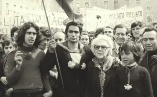 Maria Lamas desfilou no 1º de Maio de 1974 com o jornalista Mário Neves