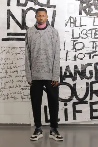 As frases inscritas no Muro de Berlim revividas numa camisola da coleção outono/inverno 2019/20 de Hugo Costa