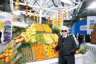 Num dos extravagantes cenários para os seus desfiles. Em 2014 transformou Grand Palais, em Paris, num supermercado