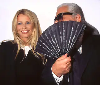 Lagerfeld e Claudia Shiffer em 1995