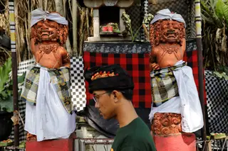Jovem hindu passeia junto a um altar em Jacarta, Indonésia