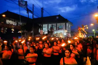 Habitantes de Bali carregam efígies gigantes de diabo, cujo nome local é 'Ogoh-Ogoh', durante um desfile antes do 'Nyepi', Dia do Silêncio, que marca o ano novo hindu