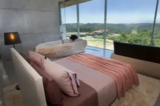 A experiência na Quinta de Lemos passa pelo descanso em lençóis de 900 linhas e banhos que terminam com toalhas fofas, sobre a paisagem de Passos de Silgueiros