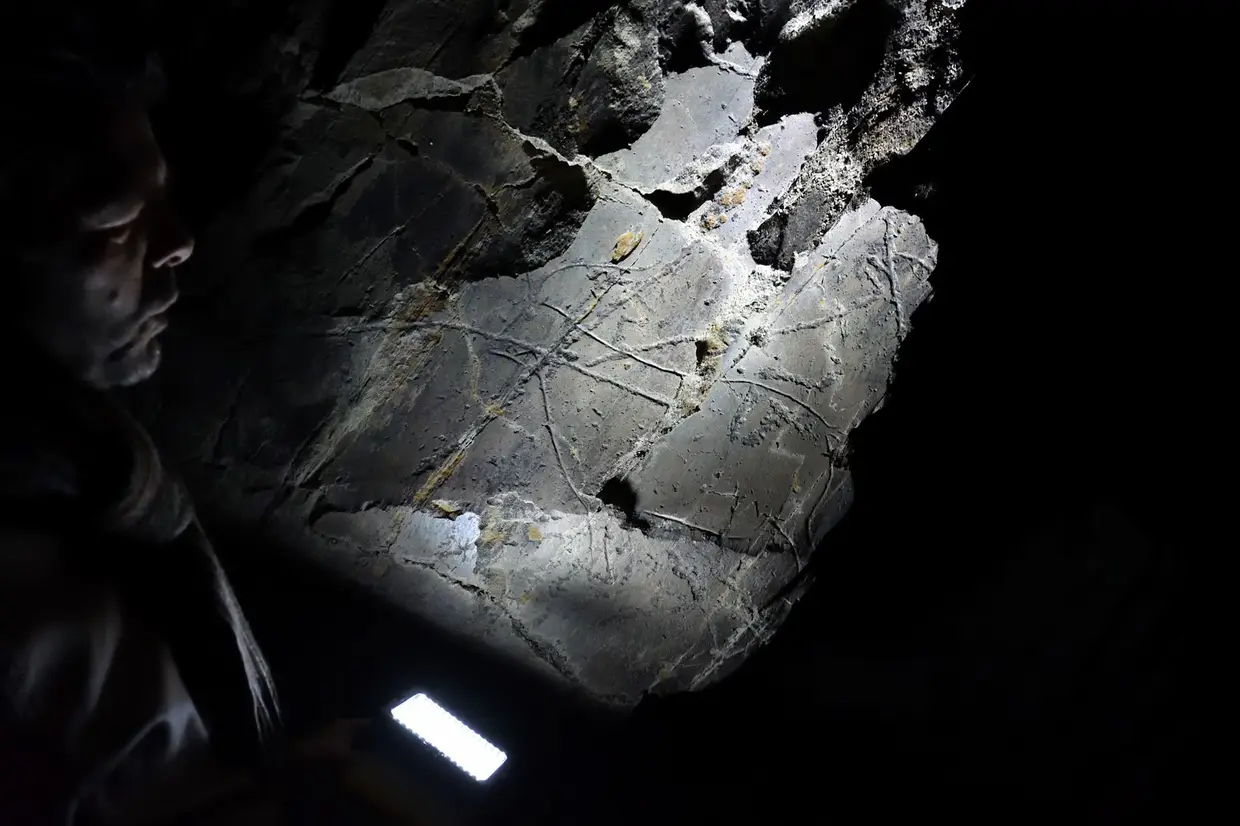 À noite, sob a luz rasante de uma lanterna, é extraordinário como os sulcos das gravuras ganham espessura. Dois exemplos de fotos tiradas aos mesmos desenhos na Penascosa: à esquerda de dia e a à direita de noite