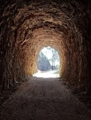 Um dos vários túneis ao longo da ecopista da Bezerra